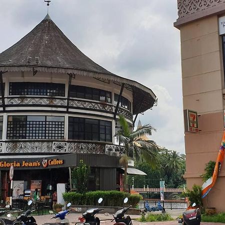 Lovely Waterfront Riverbank Suite With Pool A2 Kuching Esterno foto
