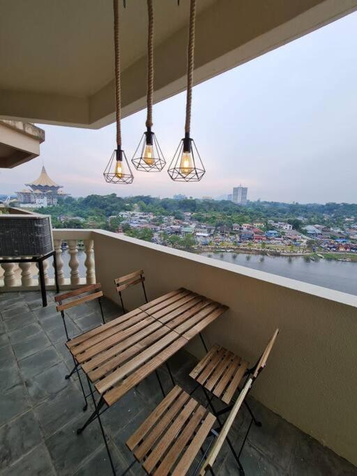 Lovely Waterfront Riverbank Suite With Pool A2 Kuching Esterno foto