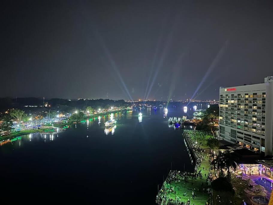 Lovely Waterfront Riverbank Suite With Pool A2 Kuching Esterno foto