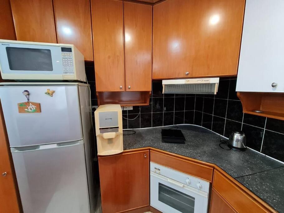 Lovely Waterfront Riverbank Suite With Pool A2 Kuching Esterno foto