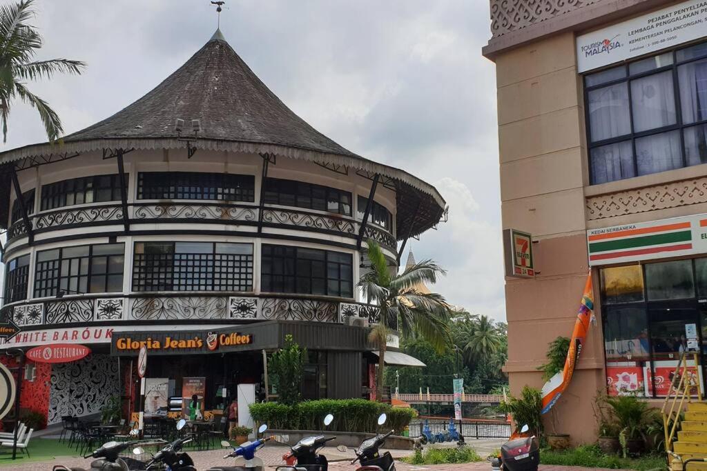 Lovely Waterfront Riverbank Suite With Pool A2 Kuching Esterno foto