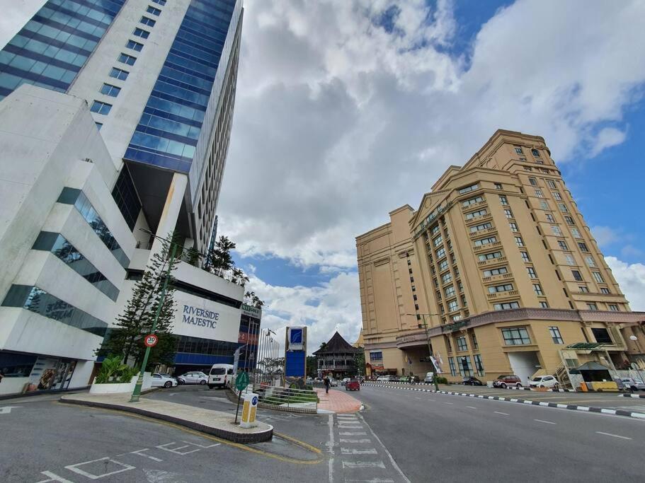 Lovely Waterfront Riverbank Suite With Pool A2 Kuching Esterno foto