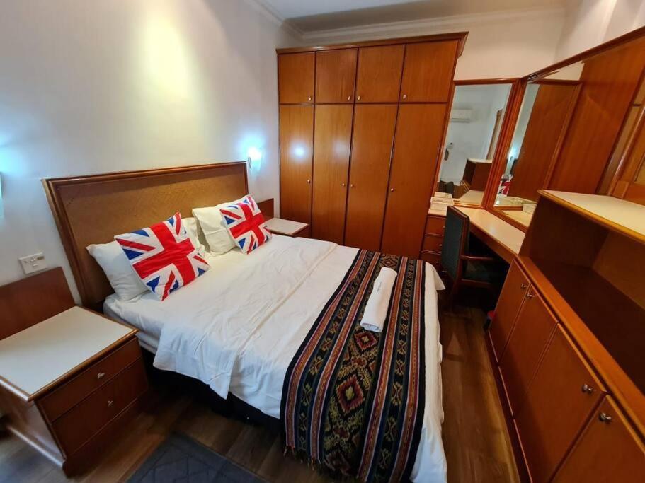 Lovely Waterfront Riverbank Suite With Pool A2 Kuching Esterno foto