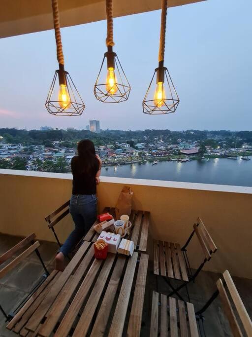 Lovely Waterfront Riverbank Suite With Pool A2 Kuching Esterno foto