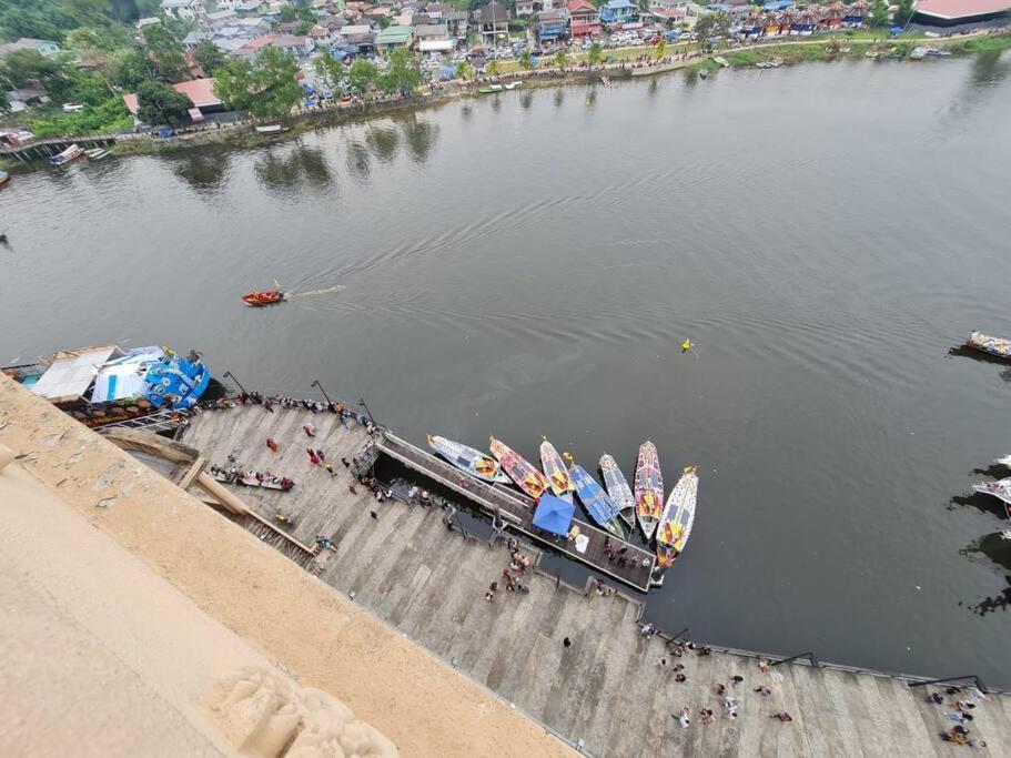 Lovely Waterfront Riverbank Suite With Pool A2 Kuching Esterno foto