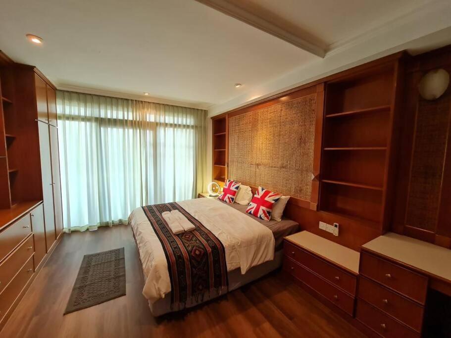 Lovely Waterfront Riverbank Suite With Pool A2 Kuching Esterno foto