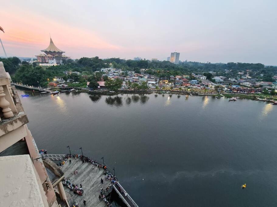 Lovely Waterfront Riverbank Suite With Pool A2 Kuching Esterno foto