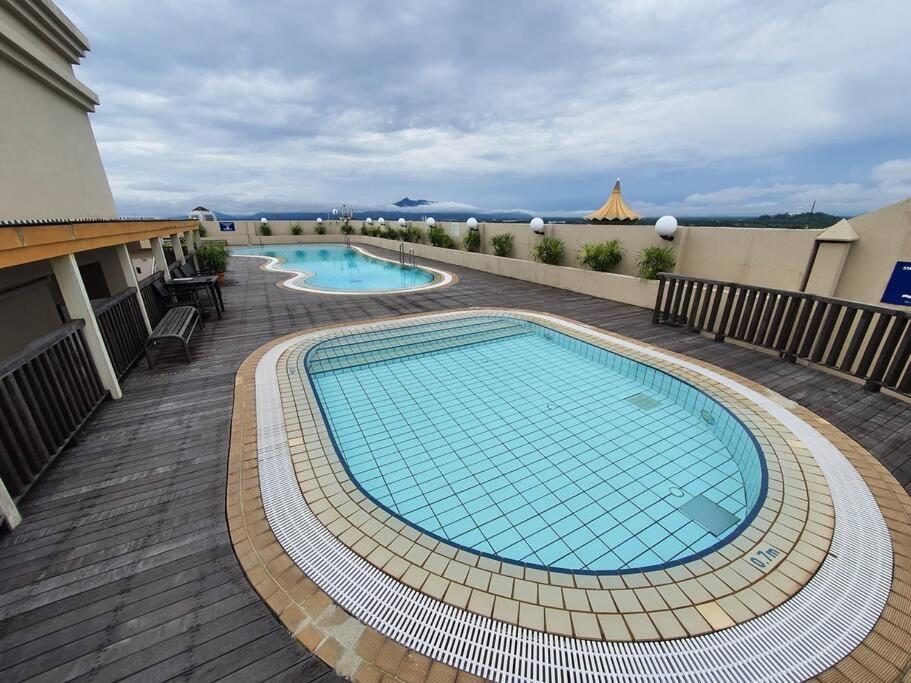 Lovely Waterfront Riverbank Suite With Pool A2 Kuching Esterno foto