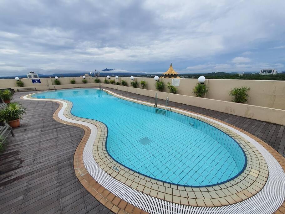 Lovely Waterfront Riverbank Suite With Pool A2 Kuching Esterno foto