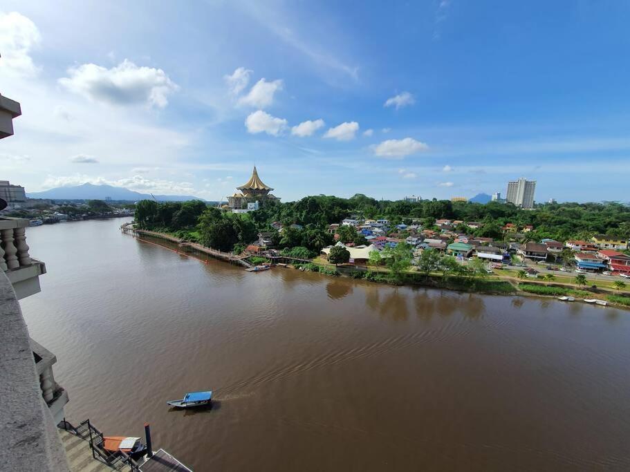 Lovely Waterfront Riverbank Suite With Pool A2 Kuching Esterno foto