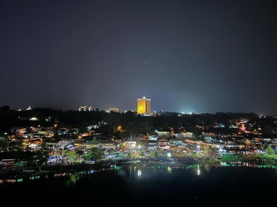 Lovely Waterfront Riverbank Suite With Pool A2 Kuching Esterno foto